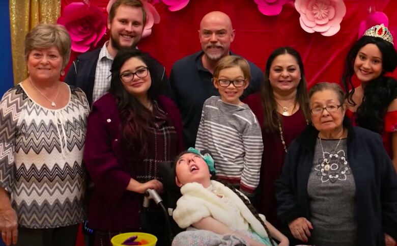 Ông Shawn và bà Lorena Simpson tin rằng con gái dù không thể nhìn hay nghe nhưng vẫn cảm nhận được sự hiện diện của những người thân yêu.