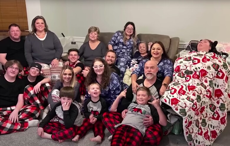 Alex Simpson bên gia đình thân yêu. 