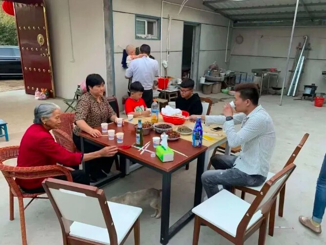 Video amp;#34;người con 8x quỳ lạy vĩnh biệt nhà cũamp;#34; gây sốt MXH, chạm đến trái tim bao người con xa quê - 2