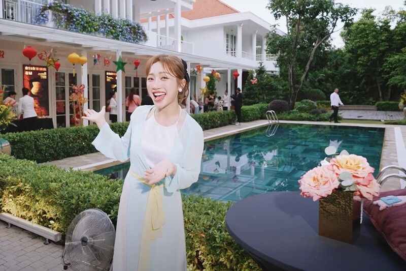 Diễn viên Chi Bảo và vợ - doanh nhân Lý Thùy Chang đang sống trong một căn biệt thự trắng rộng đến 1.600m² tại khu vực trung tâm TP.HCM, sang trọng chẳng khác nào khách sạn 5 sao.