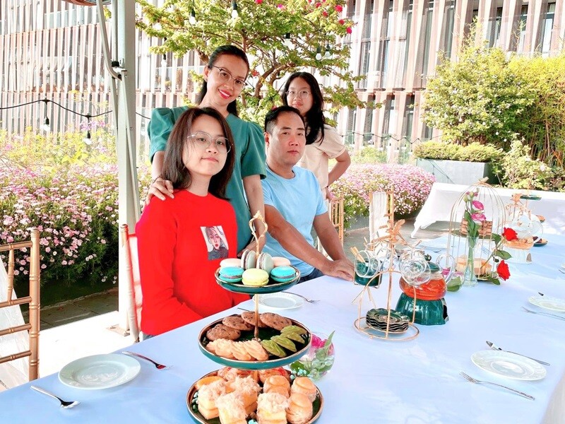 Ở tuổi ngoài 50, Cẩm Ly có tổ ấm đáng mơ ước bên ông xã - nhạc sĩ Minh Vy và 2 con gái. Gia đình hiện sinh sống tại một căn biệt thự khoảng 400m² ở quận 7 (TP.HCM).