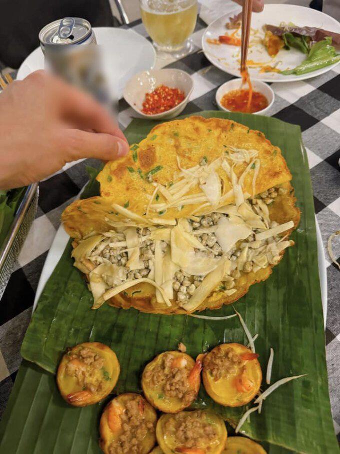 Tăng Thanh Hà còn nổi tiếng trổ tài làm các món đặc trưng của miền Tây sông nước như bánh xèo và bánh khọt nhân hến, củ hủ dừa, tự làm hầu hết các công đoạn từ pha bột đến đổ bánh.