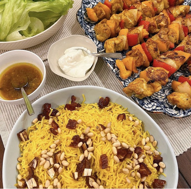 Trong đó có cá tuyết hấp nấm sốt miso - món ăn có nguồn gốc từ Nhật Bản; Hay gà Katsu (thịt gà chiên xù kiểu Nhật) và các loại salad, gà nướng bơ ớt...