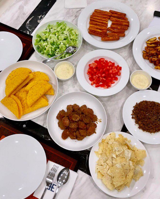 Trước đây, cô từng tổ chức tiệc sinh nhật thịnh soạn tại nhà cho bạn trai (nay là chồng), với bít tết là món ruột cùng các món phong cách Mexico như nachos, tacos, và churros.