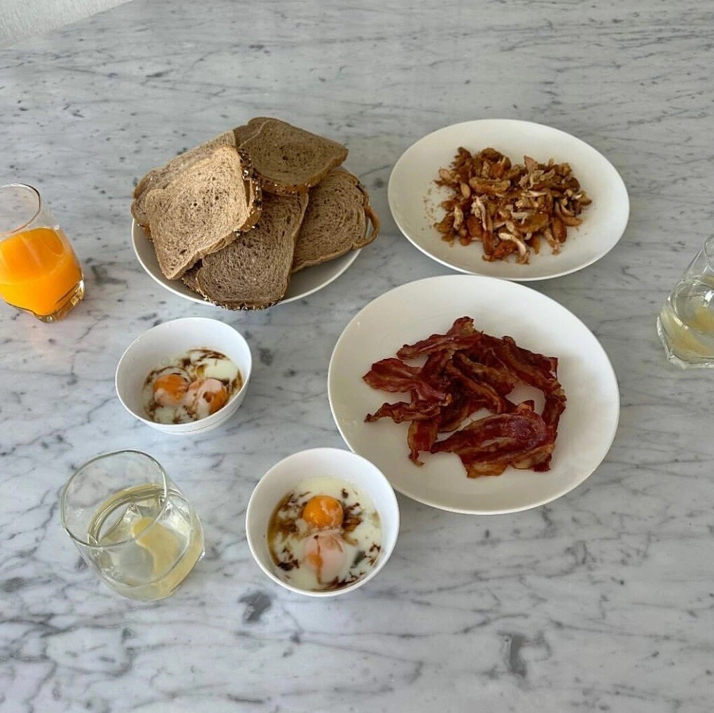 Cô từng tiết lộ vào bếp từ sáng tinh mơ để chuẩn bị bữa sáng mừng sinh nhật chồng, bao gồm bánh mì, thịt hun khói, trứng lòng đào.