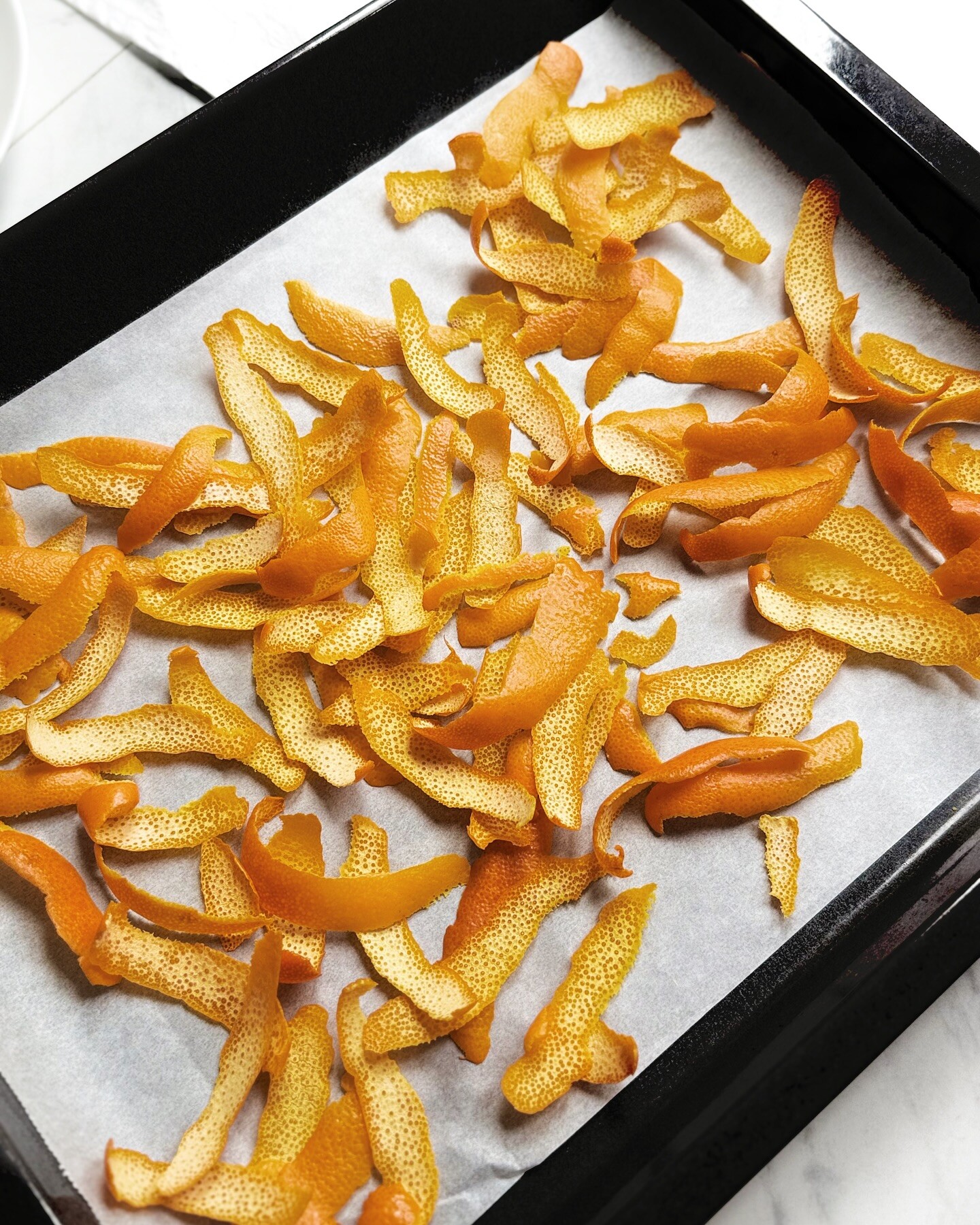 Mới đây, Linh Rin chia sẻ: Lô mật ong mới nhất của tôi được pha với vỏ cam đỏ và những lát gừng - một hương vị mới ngọt ngào, cam quýt và cay nhẹ nhưng lại sảng khoái.