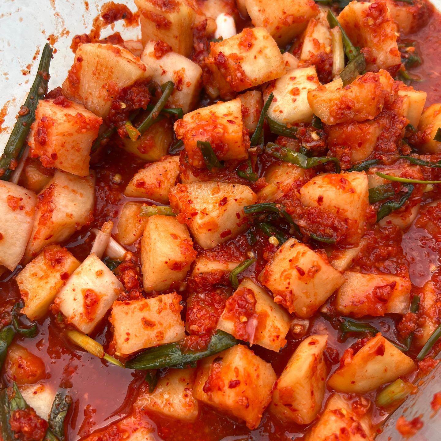 Không chỉ dừng lại ở món Việt, Tăng Thanh Hà còn thể hiện tay nghề ở nhiều nền ẩm thực khác. Cô từng khoe khả năng tự làm kim chi hay kim chi củ cải - món được bạn bè nhận xét là khó làm và chế biến nhiều món ăn quốc tế.