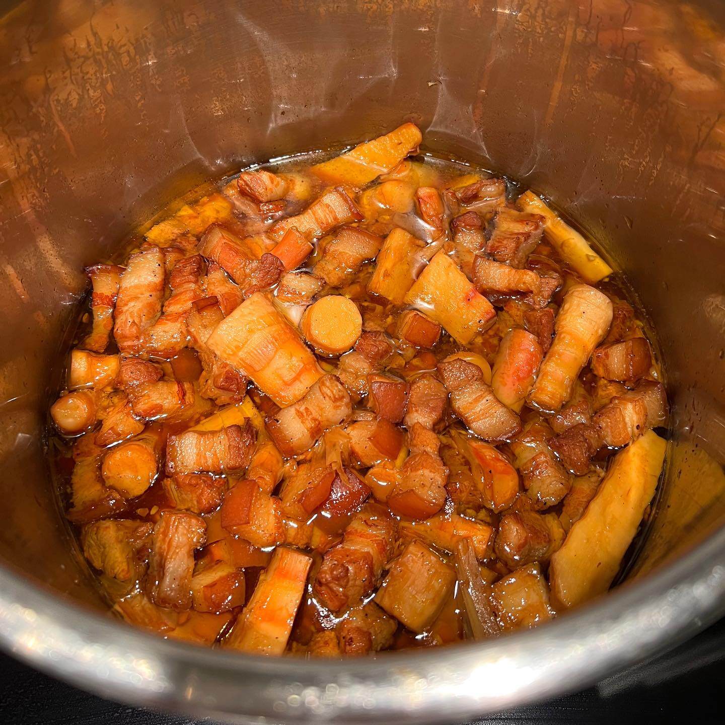 Các món kho như cá dứa kho tóp mỡ, ba chỉ kho măng cũng là món tủ của gia đình. Cô cầu kỳ kho cá trong khoảng bốn giờ để cá thấm đẫm hương vị mặn, ngọt, chua, cay, rất phù hợp với cơm nóng.