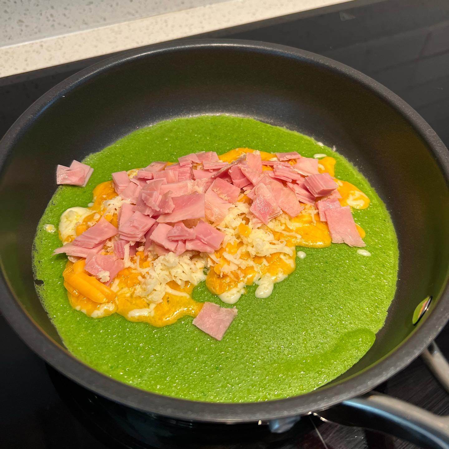 Những món ăn cô nấu thường xuyên nhận được cơn mưa lời khen từ bạn bè và người hâm mộ, khẳng định vai trò là một trong những bà nội trợ đảm đang nhất nhì showbiz Việt.