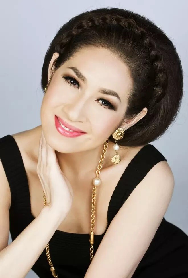 Nay nữ danh ca đã lên chức bà nhưng vẫn trẻ đẹp bất chấp thời gian.