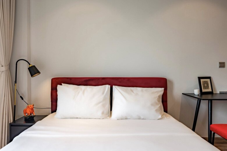 Một căn phòng khác có ban công với view cũng rất đẹp. Mọi thứ được sắp xếp ngay ngắn, chỉn chu. Những món đồ decor đều rất tinh tế.