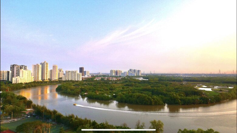 Hình ảnh thành phố nhìn từ căn hộ – với sông, cảnh quan xanh và các toà nhà cao tầng phía xa. Căn hộ nằm tại một trong những vị trí đắc địa của khu đô thị Phú Mỹ Hưng, TP.HCM. Hoàng My thích thú cho hay, từ đây con gái có thể nhìn được bình minh đi qua dòng sông.