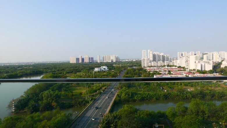 Toàn cảnh từ ban công căn hộ nhìn xuống khu vực cầu, sông và các khu nhà liền kề. Từ đây, bé Ayla có thể vừa ngắm đường, vừa ngắm sông. Không gian sống thoáng đãng, kết nối thiên nhiên, lý tưởng cho trẻ nhỏ.