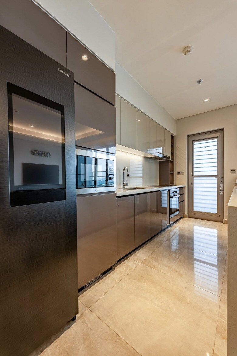 Vui nhất là cả gia đình lớn vừa nấu ăn và các bạn nhỏ vừa quây quần quanh đây, Hoàng My cho biết. Khu vực bếp còn có đầy đủ đồ chơi cho bé.