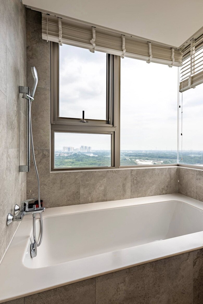 Phòng tắm cũng là một không gian mà Hoàng My cho con thư giãn. Cô thổ lộ: Bé con rất thích bơi ở đây, khi lớn lên em sẽ thấy vừa chill vừa ngắm cảnh cũng tuyệt lắm!