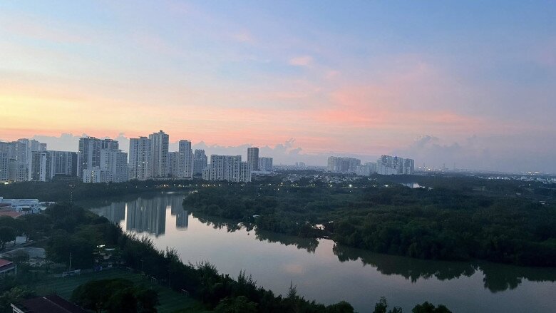 Nàng hậu dí dỏm rằng giặt đồ cũng phải ngắm cảnh đẹp. Ở đây, chiều chiều cô bế bé Ayla ngắm hoàng hôn trên ban công, mang lại cảm giác thư thái tuyệt vời.