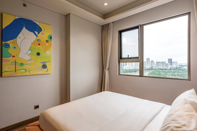 Khi lớn một chút, nhóc tỳ sẽ có nguyên căn phòng này. Căn phòng thoáng đãng, trên tường treo bức tranh ngộ nghĩnh được một người quen vẽ tặng bé.