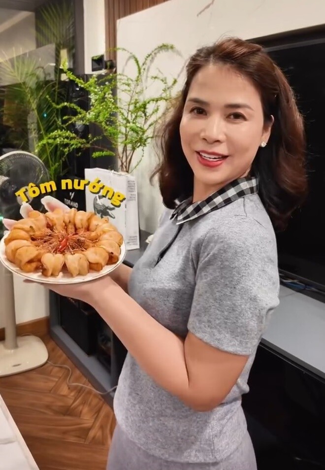 Bạn gái Chí Trung khoe mẻ tôm đầu tiên đã hoàn thành, những con tôm tròn cong, dậy mùi thơm được xếp lần lượt vào đĩa trông rất đẹp.