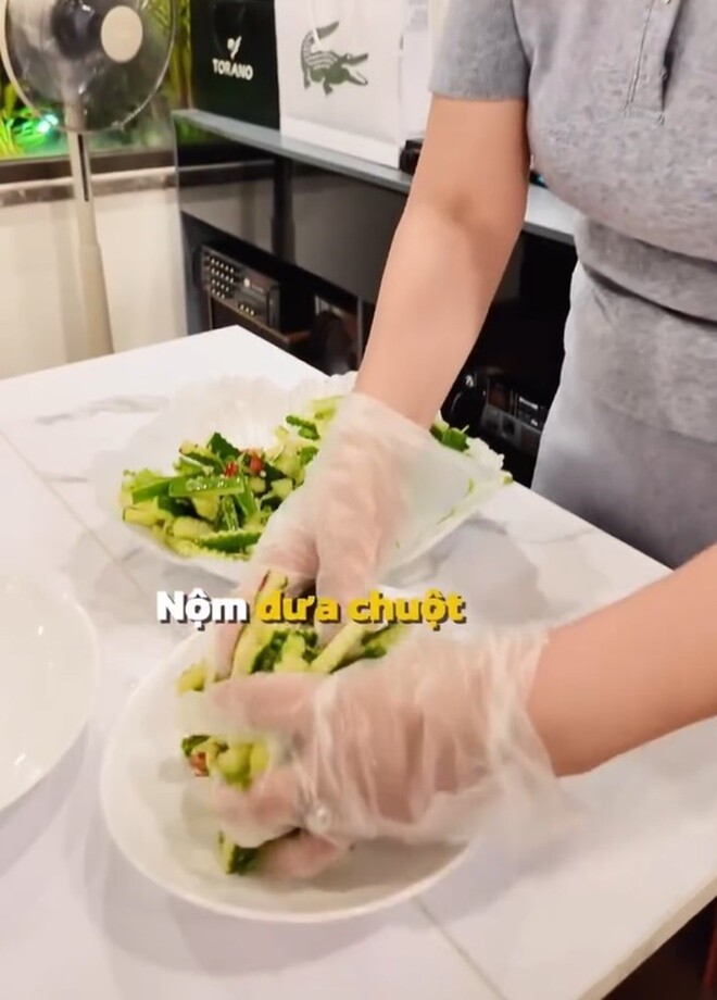 Một món ngon khác rất đơn giản, đó là nộm dưa chuột, giúp giải ngấy cho bữa tiệc nhiều món chiên rán.