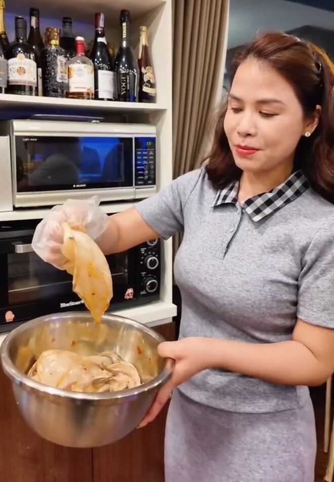 Bạn gái kém 18 tuổi của NSƯT Chí Trung nấu ăn linh đình đãi người yêu, toàn món hút mắt chẳng thua nhà hàng xịn - 9