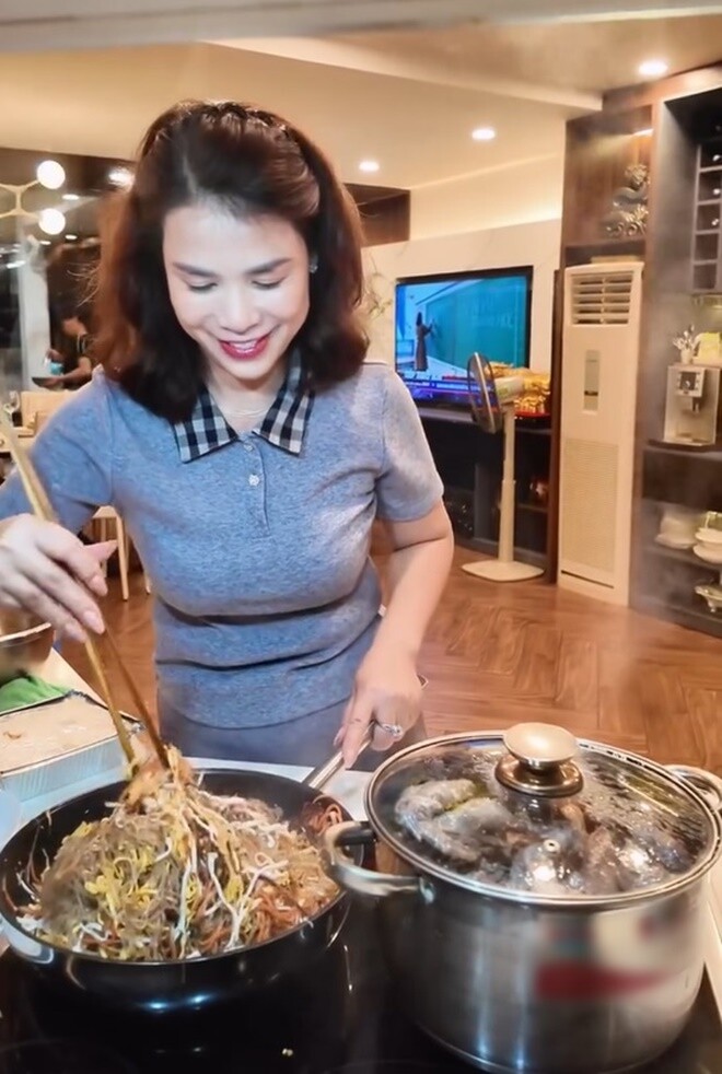 Cô còn làm mực lá ướp sa tế, tốn mồi để nhâm nhi. Ý Lan cho biết món này thực hiện nhanh. Người đẹp cũng khéo léo làm miến xào.