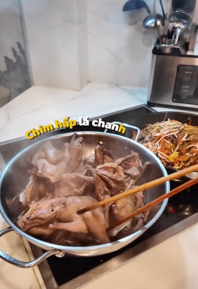 Nồi chiên hấp lá chanh tỏa mùi thơm trên bếp khiến nàng bếp trưởng cũng thấy quyến rũ.