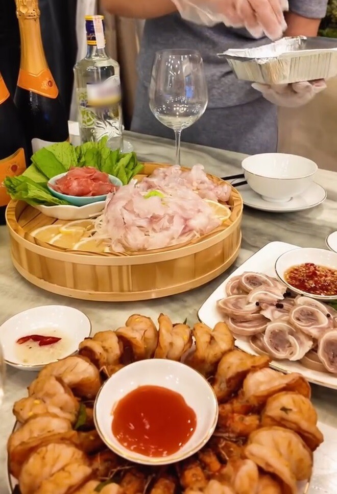 Khi bày tiệc xong xuôi, Ý Lan bảo người yêu: Anh vào đây xem em trình bày đã ổn chưa? Nam nghệ sĩ nói: Nhìn thấy đĩa thịt lợn là yên tâm rồi, bởi anh không thể thiếu thịt lợn trong bữa cơm hàng ngày.