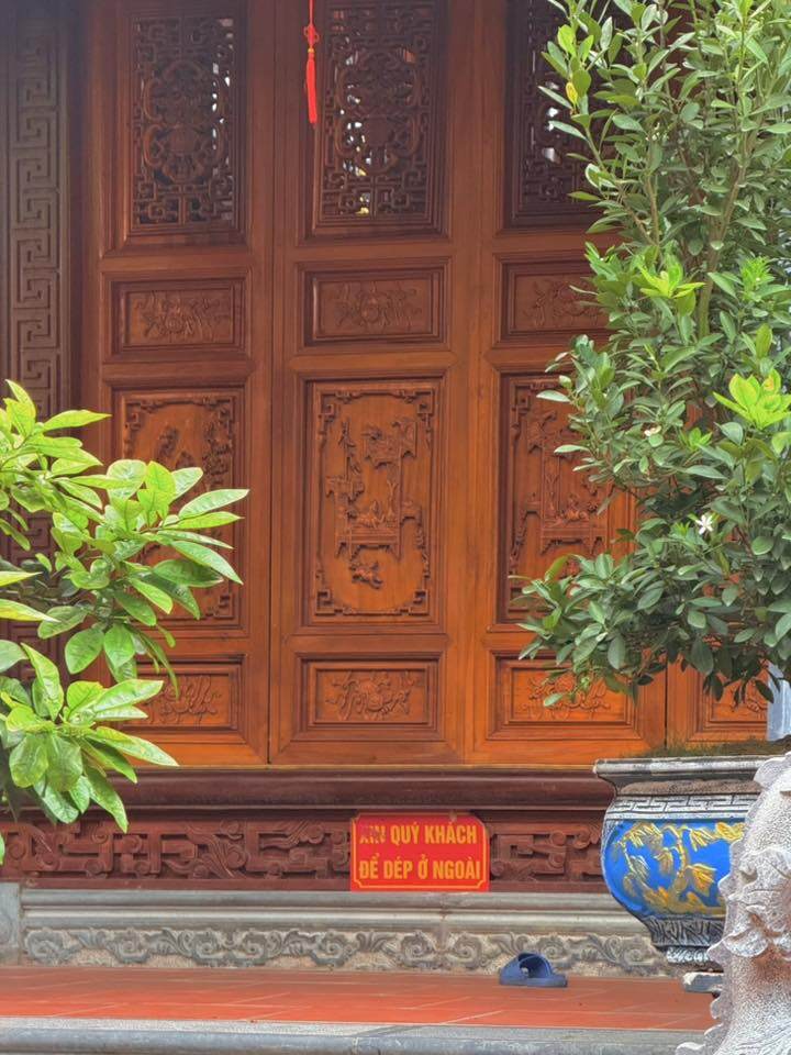 Căn biệt phủ rộng lớn không chỉ là nơi để thờ hay để ở, mà còn để được sống chậm, kết nối với thiên nhiên, được cảm nhận từng mùa cây trái nở rộ trong vườn nhà.