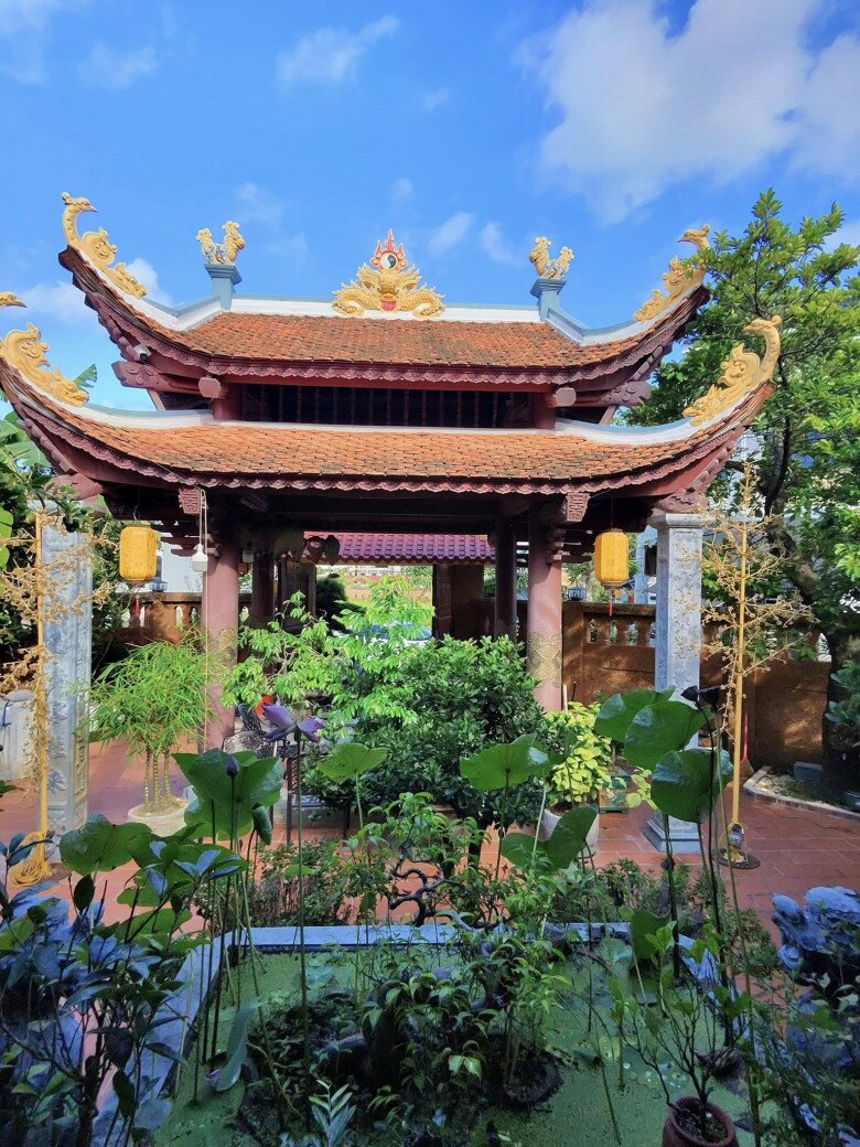 Chính diện ngôi nhà là cổng hai tầng mái cong truyền thống, bao quanh bởi hệ thống cây xanh phong phú. Phía trước là hồ nhỏ trồng sen và súng, kế bên là tre, trúc, cây thế. Cách bố trí xen kẽ giúp không gian của Vượng Râu có sự chuyển động tự nhiên và luôn mát mẻ, xanh mướt.