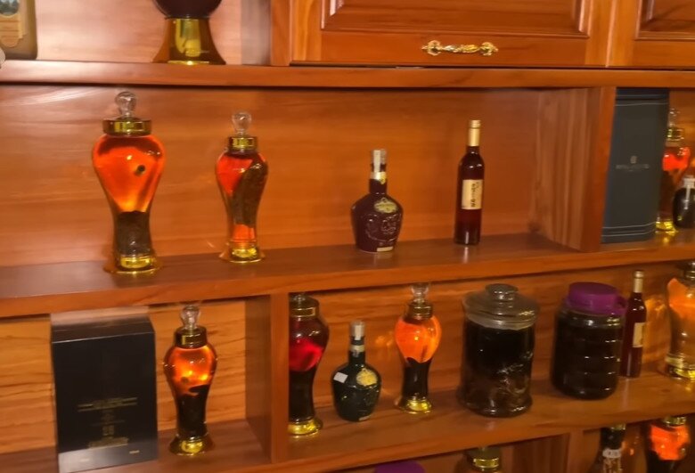 Kệ rượu gỗ lớn trưng bày rất nhiều các loại rượu quý, thể hiện sự chỉn chu trong tiếp đãi khách.