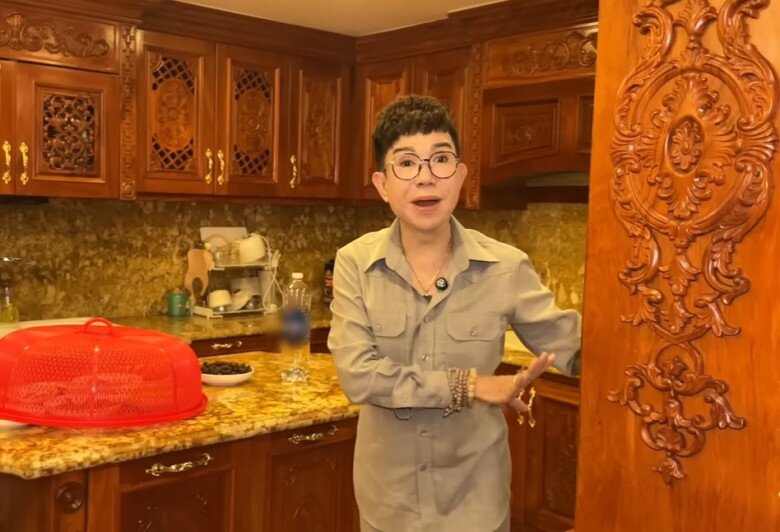 Góc phòng ăn và bếp rộng rãi, tràn ngập gỗ và ánh đèn vàng, đem lại cảm giác ấm áp, sang trọng. Căn bếp ốp đá granite, tủ gỗ chạm khắc, khu vực nấu ăn vừa tiện nghi vừa mang đậm dấu ấn Á Đông.