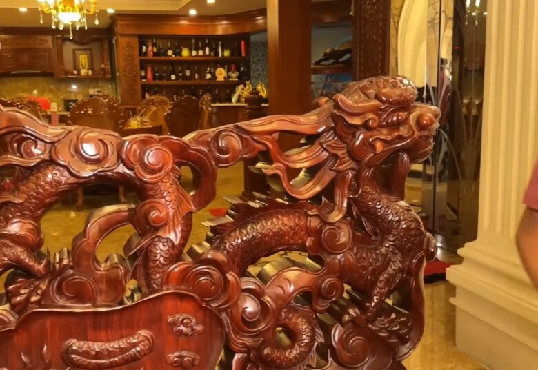 Trong nhà có cả thang máy. Không gian sinh hoạt chung với nội thất gỗ đỏ, ghế rồng chạm khắc thủ công, đầy tính truyền thống.