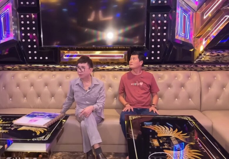 Tầng này cũng có phòng karaoke hiện đại như phòng thu, trang trí đèn LED rực rỡ, nội thất da cao cấp, là nơi các thành viên cùng giải trí.