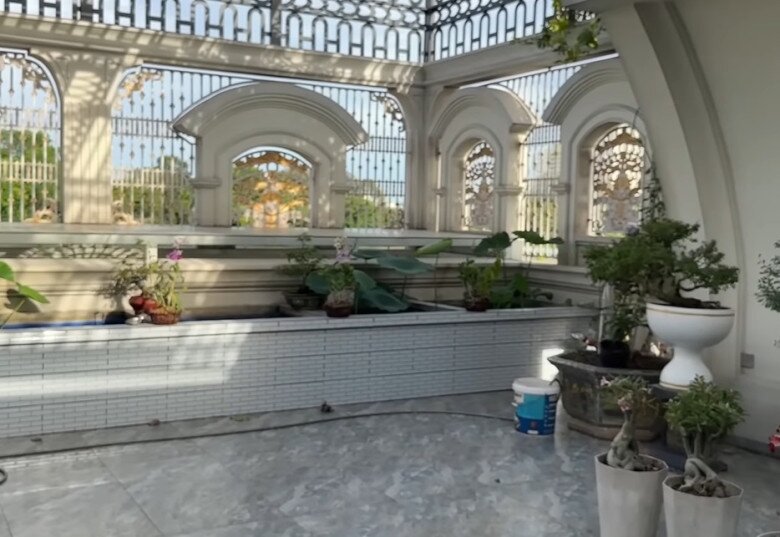 Sân thượng phía sau được bố trí cây cảnh bonsai, hồ nước nhỏ, tạo nên không gian nghỉ ngơi thư giãn trên cao.