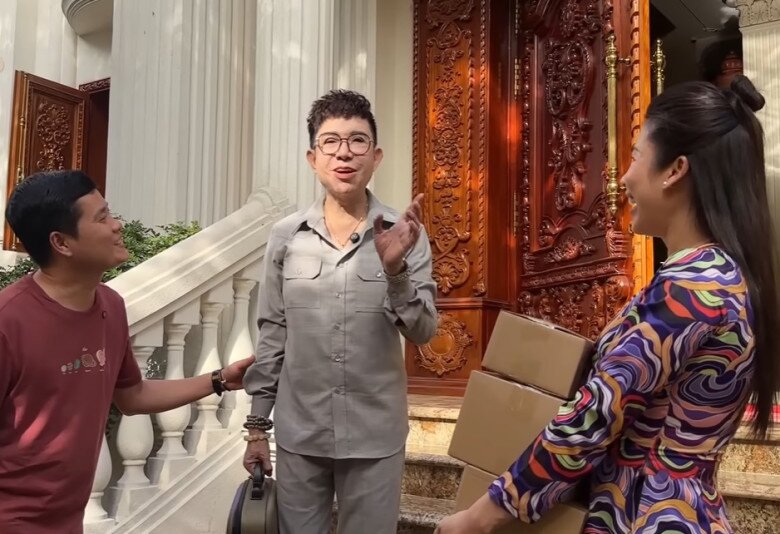 Phía ngoài cổng được trang bị chuông cửa thông minh có camera tích hợp. Bước vào bên trong là cầu thang dẫn lên cánh cửa gỗ lớn chạm khắc hoa văn nổi công phu.