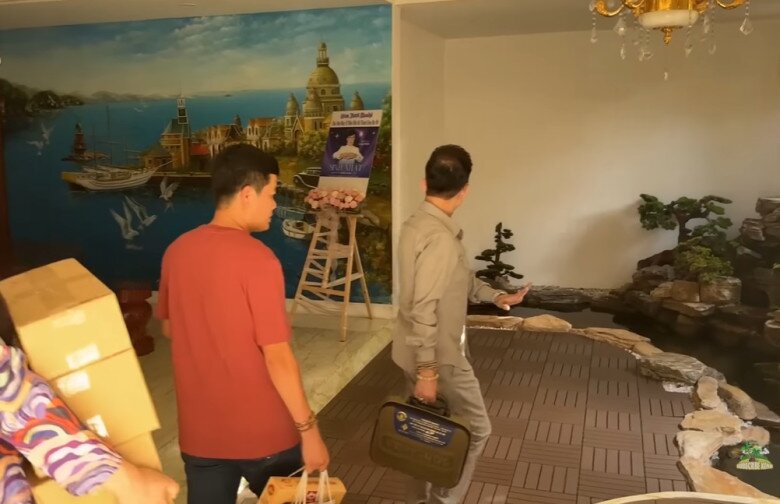 Bước vào bên trong là không gian rất rộng rãi. Long Nhật cho biết đây là sân khấu - nơi anh thi thoảng tổ chức những buổi tiệc.