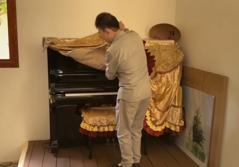 Góc đặt đàn piano phủ khăn nhung, một không gian nhỏ nhưng rất riêng tư, ấm cúng, dành cho âm nhạc.