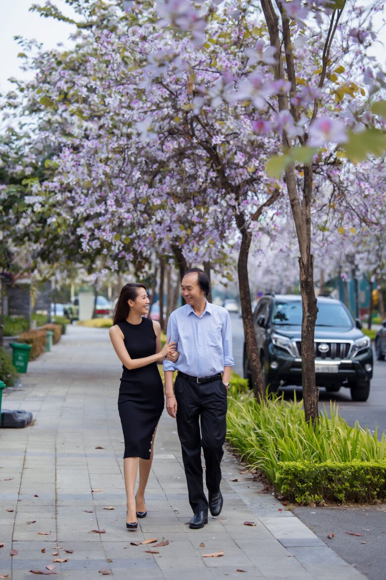 Dương Thùy Linh biết ơn bố vì không cướp mất cơ hội cho đời dạy mình để mình khôn ra.