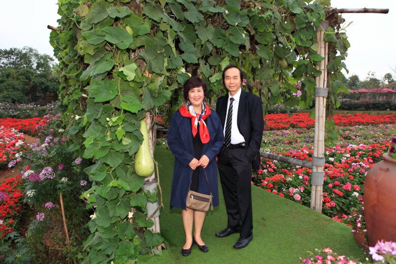 Vợ chồng ông đều là Phó Giáo sư - Tiến sĩ.