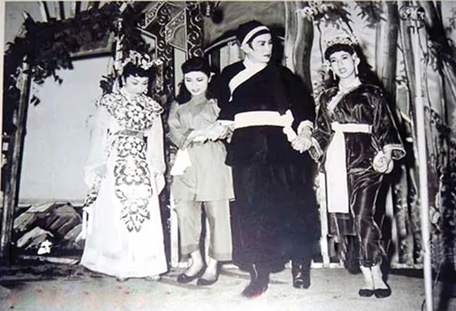 Nghệ sĩ Năm Nghĩa khi diễn cùng các nghệ sĩ Kim Cúc, Út Bạch Lan và Thanh Nga.