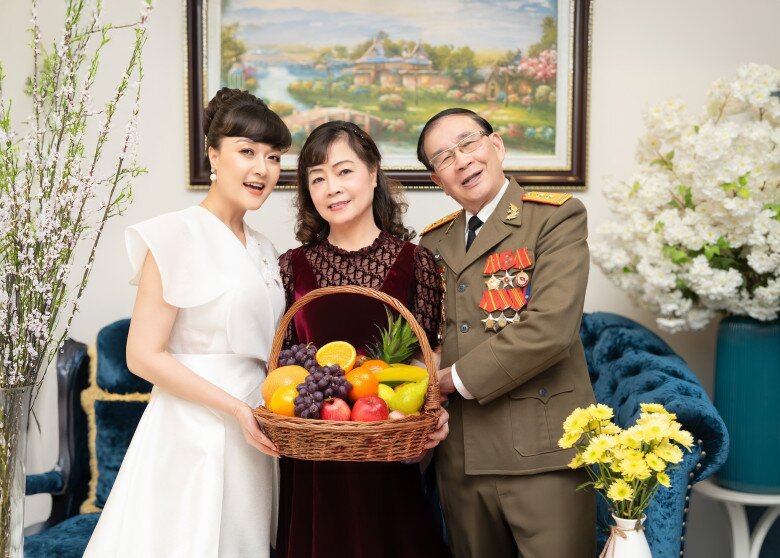 Cặp đôi ông bà Liên Lạc được nhắc tên trong Táo Quân chính là bố mẹ Vân Dung.