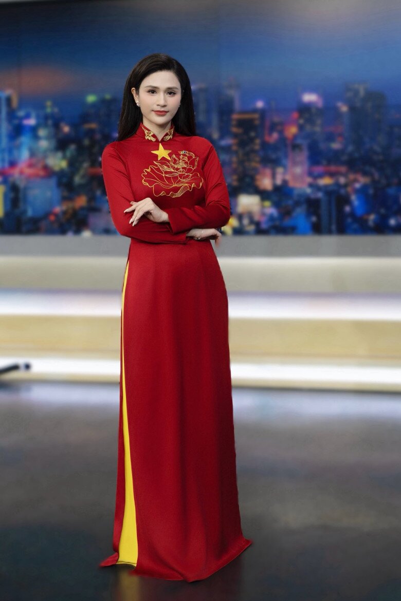 Trước đó, cô được khen với hình ảnh nền nã khi dẫn bản tin Thời sự dịp 2/9.