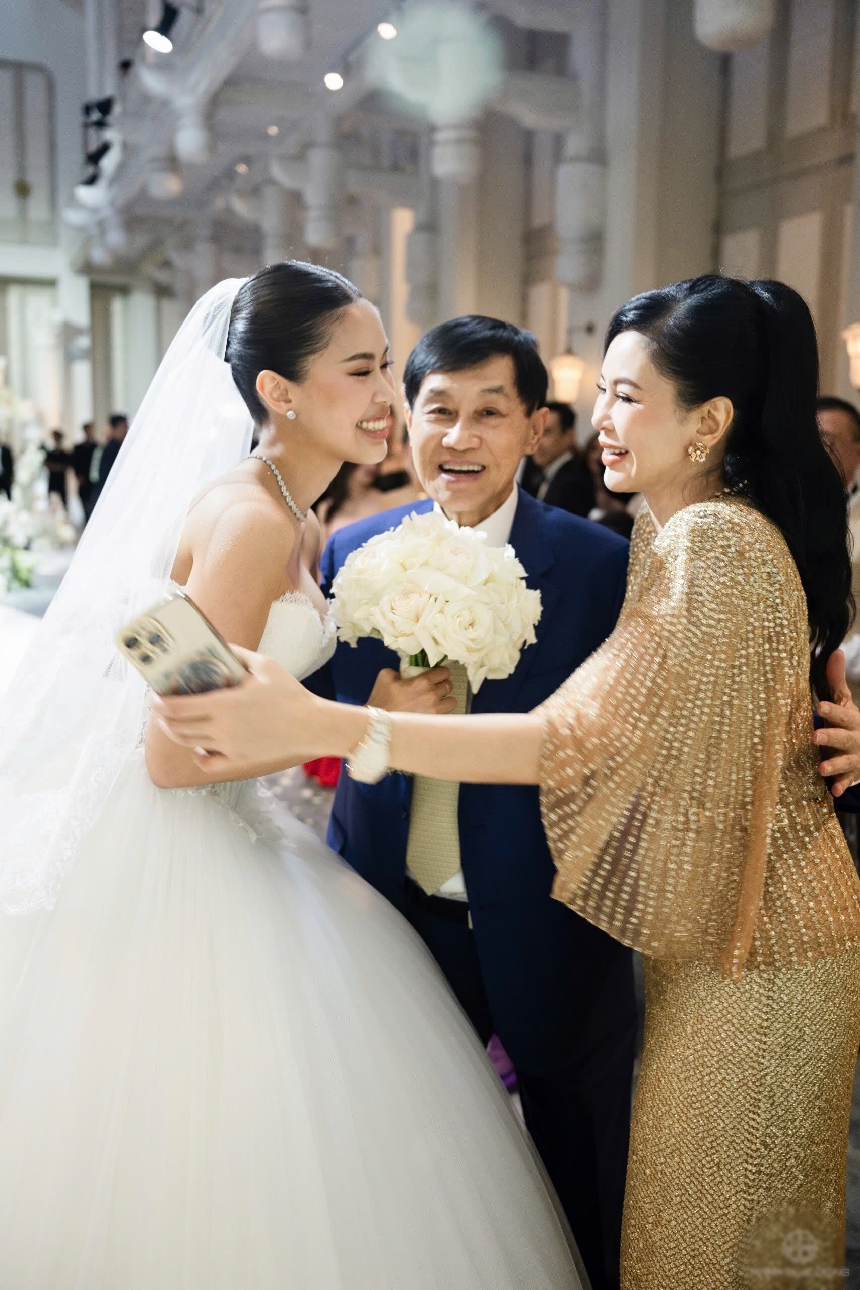 Trong mắt chàng thiếu gia út nhà tỷ phú, chị gái đã từ một công chúa hơi điên trở thành một nữ CEO vững vàng.