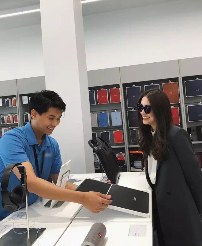 Anh chàng từng gây sốt với hình ảnh đi làm nhân viên bán hàng.