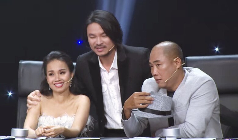 Nam nhạc sĩ đã khiến vợ nghẹn ngào khi nói xuống tóc để cầu mong cô hết bệnh.