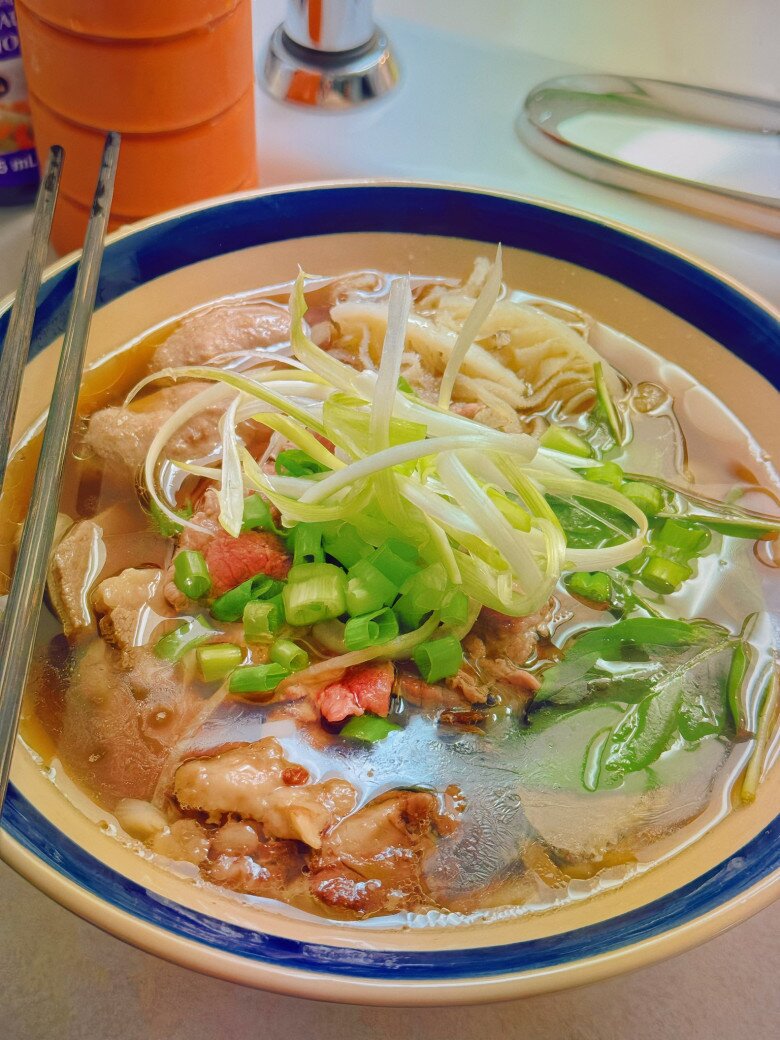 Phở bò vốn là món không xa lạ gì với thực đơn của chồng Diễm Hương suốt 3 năm qua. Nhhưng giai đoạn vợ bầu bí, anh không chỉ nghĩ đồ ăn để ngon miệng, cung cấp dinh dưỡng như thường ngày mà phải nâng cấp hơn để bồi bổ cho vợ và hương vị cần tinh tế, thăng hoa hơn để kích thích sự ngon miệng.