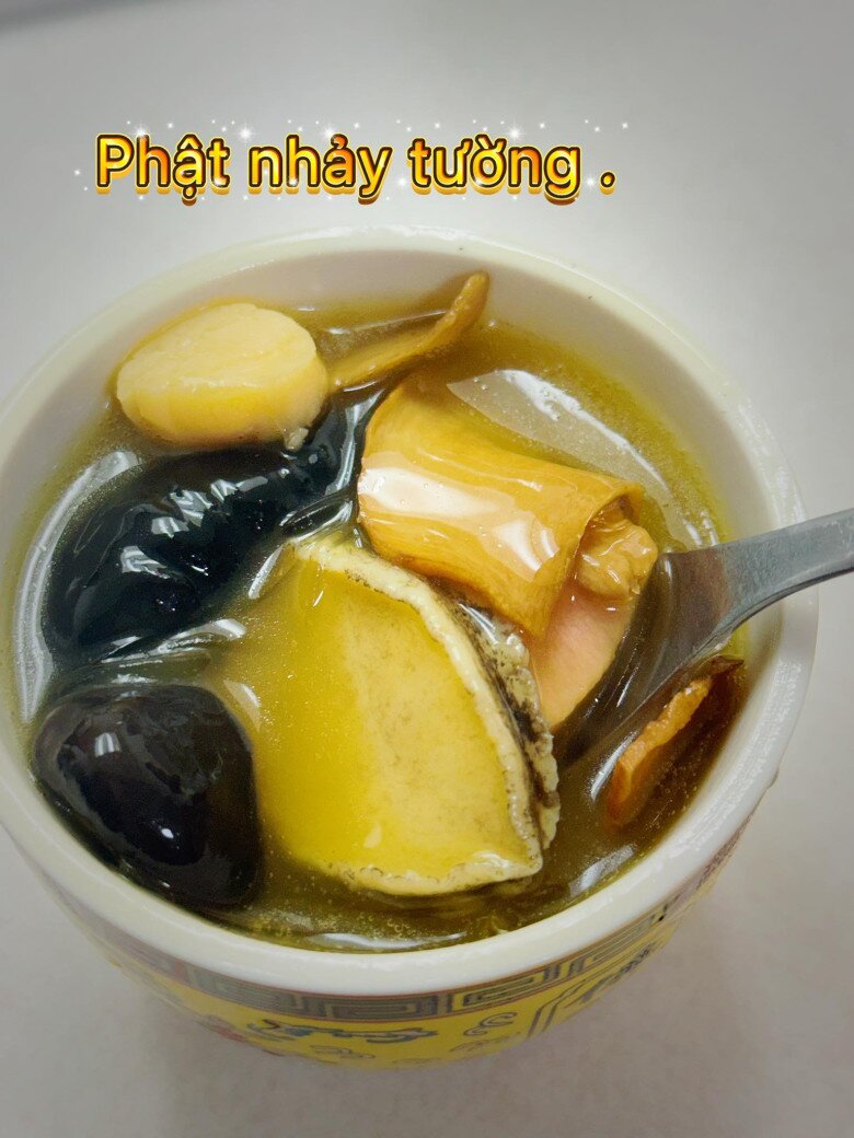 Món ăn được Diễm Hương khoe lần này là “Phật nhảy tường”, một trong những món súp đắt đỏ và nổi tiếng bậc nhất của ẩm thực Trung Hoa. Món ăn này đòi hỏi kỹ thuật chế biến cầu kỳ, nguyên liệu đắt đỏ và thời gian nấu kéo dài.