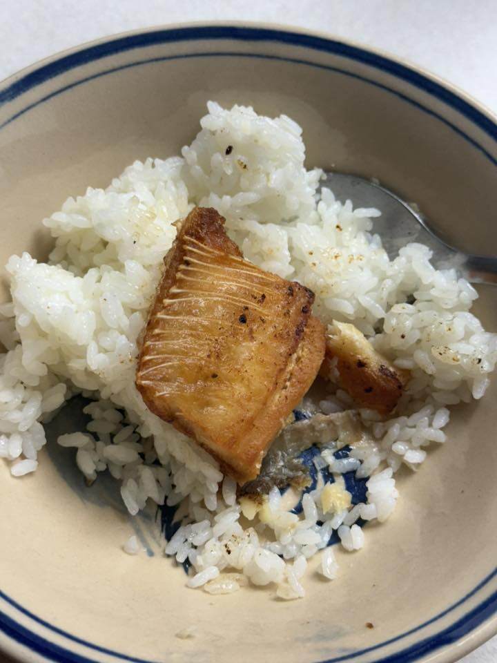 Tuy được chồng làm cho món ăn đắt đỏ nhưng Hoa hậu Diễm Hương lại thích cơm với cá khô đơn giản. Cô dí dỏm: Dù sao thì bé Ong thích món này lắm. Ba đừng cố tập con ăn mắc tiền.