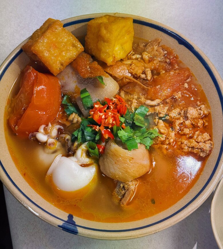 Món bún riêu tôm khô - đuôi heo có màu sắc hấp dẫn, làm Diễm Hương tấm tắc rất ngon. Nhiều người ngỡ ông xã cô là đầu bếp, nàng hậu đáp: Chồng em yêu ẩm thực, nấu ăn là một sở trường. Nhưng chỉ dám xưng là đầu bếp của nhà em thôi.