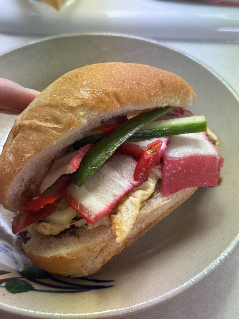 Bất cứ món ăn nào vợ thích, ông xã Diễm Hương đều tìm cách làm cho được. Cô tiết lộ: Bé Ong rất thích ăn bánh mì. Phở hay bún bò thì cũng gọi là ăn một chút! Ba Mập của bé Ong phải tìm ra công thức làm thịt muối ngon, pate hay bơ cũng tự làm!